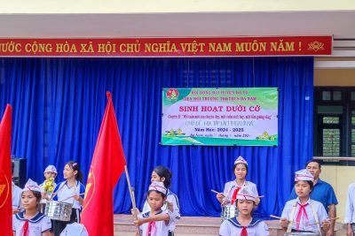 Chiều ngày 30/ 9/ 2024, Ban giám hiệu nhà trường, liên đội và giáo viên cấp Tiểu học tổ chức sinh hoạt dưới cờ, Chuyên đề: Mỗi tuần một câu chuyện đẹp – Một cuốn sách hay – Một tấm gương sáng; Chủ đề: “Học tập làm theo lời Bác”.